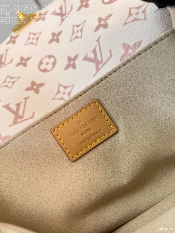 LOUIS METIS WEST POCHETTE VUITTON EAST 0318